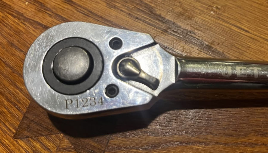 Photo d'un outil gravé avec identification
