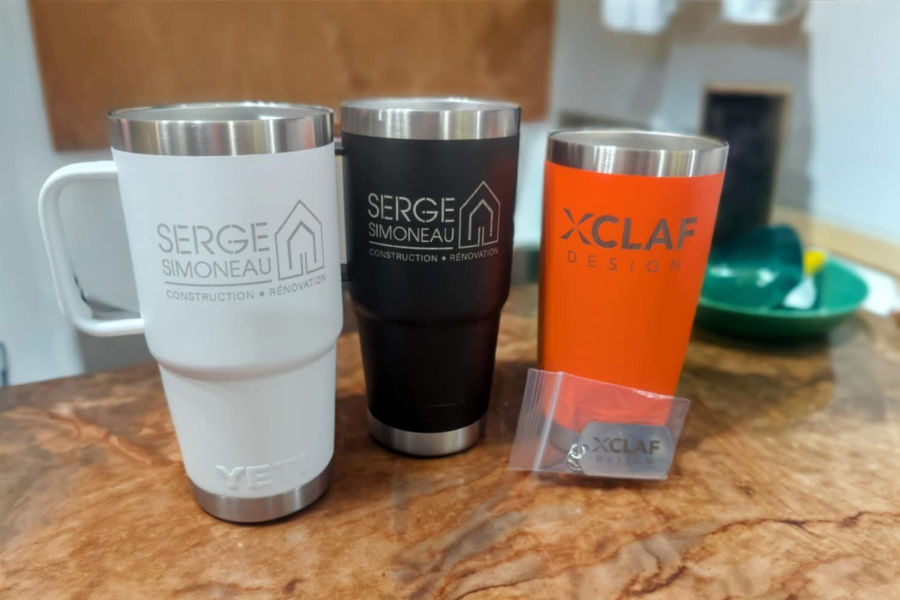 Photo de tasses commerciales gravées
